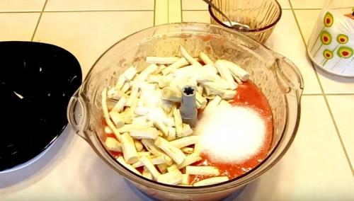 Хреновина рецепт без варки с уксусом. Хреновина из помидор и хрена без варки на зиму