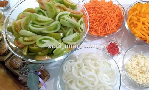 Резанные дольками зеленые помидоры с чесноком на зиму. Зеленые помидоры по-корейски длительного хранения