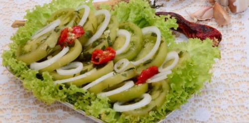 Зеленые помидоры с хреном в кастрюле. Как засолить зеленые помидоры в кастрюле быстро