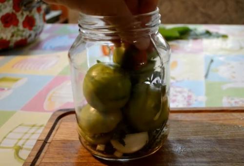 Фаршированные зеленые помидоры с чесноком и хреном. Зеленые помидоры, фаршированные чесноком и зеленью — пошаговый рецепт