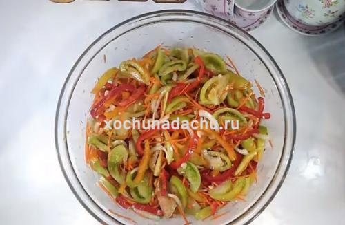 Резанные дольками зеленые помидоры с чесноком на зиму. Зеленые помидоры по-корейски длительного хранения