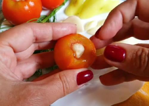 Зеленые фаршированные помидоры чесноком и морковью.. Зеленые помидоры, фаршированные морковью и чесноком 08