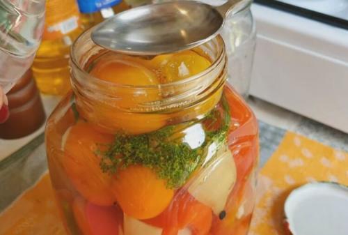 Зеленые фаршированные помидоры чесноком и морковью.. Зеленые помидоры, фаршированные морковью и чесноком 12