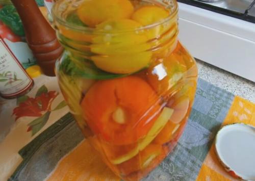 Зеленые фаршированные помидоры чесноком и морковью.. Зеленые помидоры, фаршированные морковью и чесноком 09