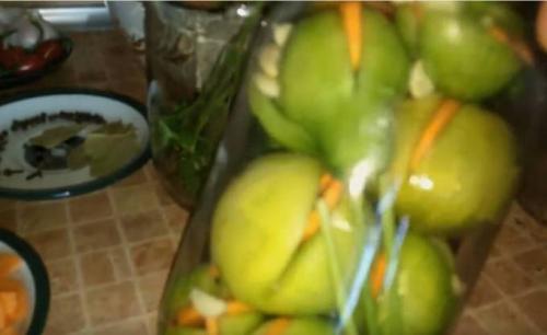 Зеленые фаршированные помидоры чесноком и морковью.. Зеленые помидоры, фаршированные морковью и чесноком 24