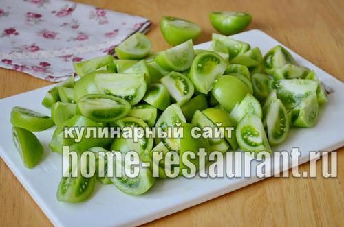 Маринованные зеленые помидоры с чесноком, перцем и зеленью