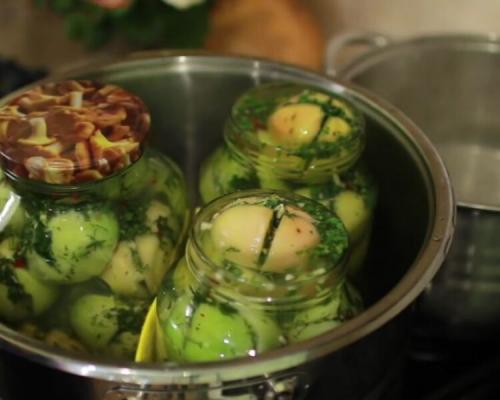 Зелёные помидоры с чесноком внутри на зиму. Зеленые помидоры фаршированные чесноком: 5 рецептов 04 Зелёные помидоры с чесноком внутри на зиму. Зеленые помидоры фаршированные чесноком: 5 рецептов 04