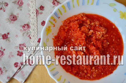 Маринованные зеленые помидоры с чесноком, перцем и зеленью