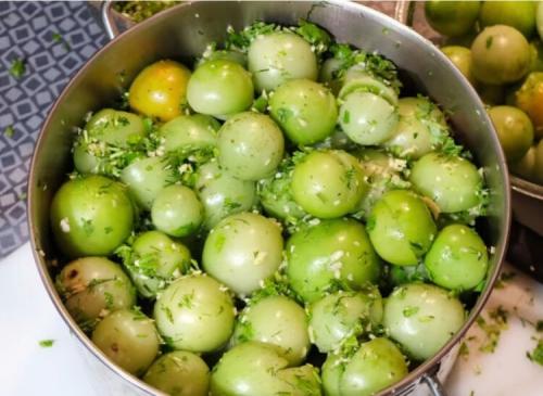 Зелёные помидоры с чесноком внутри на зиму. Зеленые помидоры фаршированные чесноком: 5 рецептов 09 Зелёные помидоры с чесноком внутри на зиму. Зеленые помидоры фаршированные чесноком: 5 рецептов 09