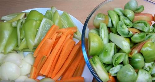 Зелёные помидоры с чесноком внутри на зиму. Зеленые помидоры фаршированные чесноком: 5 рецептов 19 Зелёные помидоры с чесноком внутри на зиму. Зеленые помидоры фаршированные чесноком: 5 рецептов 19