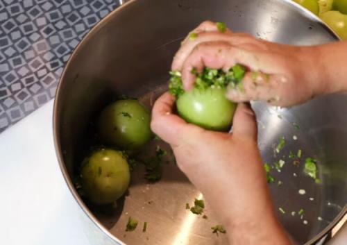 Зелёные помидоры с чесноком внутри на зиму. Зеленые помидоры фаршированные чесноком: 5 рецептов 08 Зелёные помидоры с чесноком внутри на зиму. Зеленые помидоры фаршированные чесноком: 5 рецептов 08