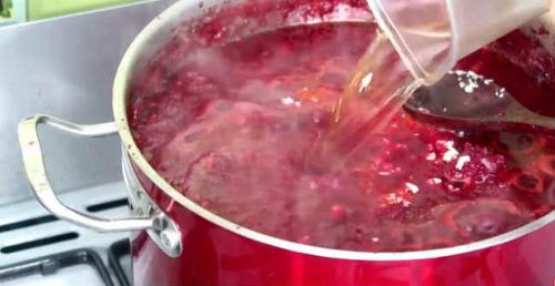 Какие ингредиенты необходимы для приготовления икры свекольной на зиму через мясорубку. Икра из свеклы на зиму через мясорубку: рецепт пальчики оближешь