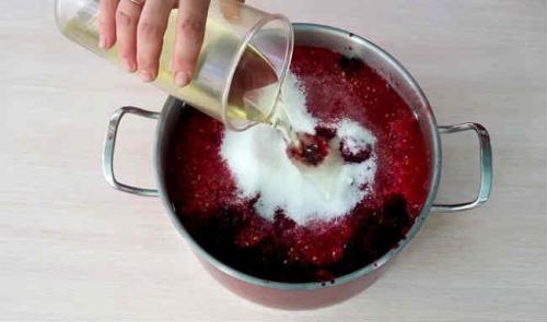 Какие ингредиенты необходимы для приготовления икры свекольной на зиму через мясорубку. Икра из свеклы на зиму через мясорубку: рецепт пальчики оближешь