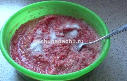 Хреновина из помидор и чеснока на зиму. Хреновина из помидор на зиму без варки и уксуса — классический рецепт