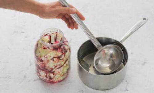 Как подавать быструю маринованную капусту с уксусом. Маринованная капуста со свеклой быстрого приготовления