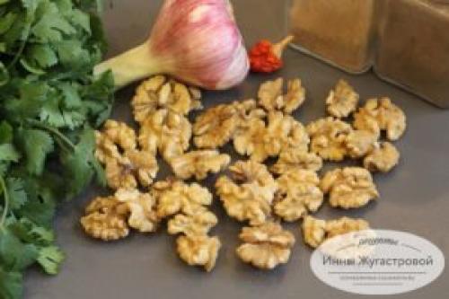 Какие блюда можно подавать с аджикой с кинзой и грецкими орехами. Пряный зеленый соус (кавказская приправа) из грецких орехов, чеснока и кинзы