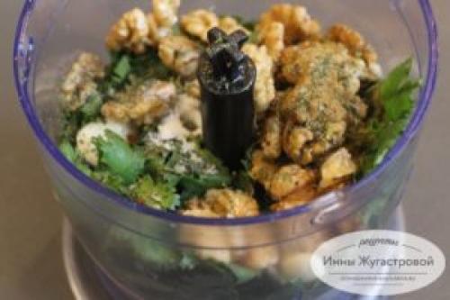 Какие блюда можно подавать с аджикой с кинзой и грецкими орехами. Пряный зеленый соус (кавказская приправа) из грецких орехов, чеснока и кинзы