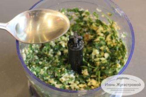 Какие блюда можно подавать с аджикой с кинзой и грецкими орехами. Пряный зеленый соус (кавказская приправа) из грецких орехов, чеснока и кинзы