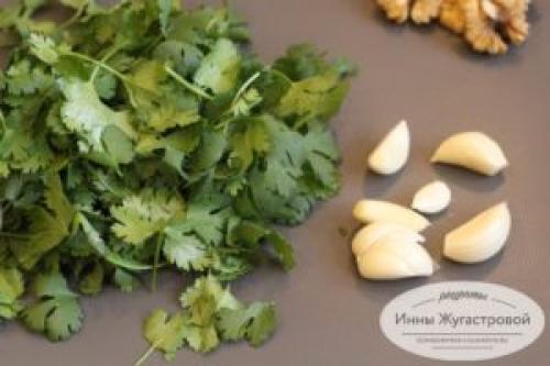 Какие блюда можно подавать с аджикой с кинзой и грецкими орехами. Пряный зеленый соус (кавказская приправа) из грецких орехов, чеснока и кинзы