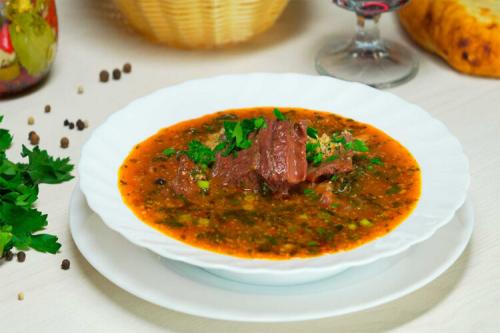 Какие традиции связаны с абхазской аджикой с орехами. Первые блюда