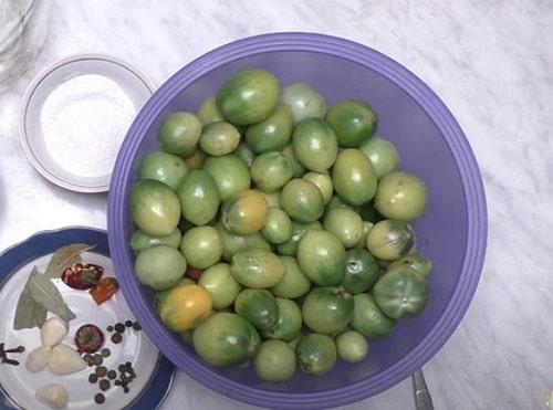 Квашеные зеленые помидоры с чесноком и зеленью. Квашеные зелёные помидоры на зиму в банке – простой рецепт