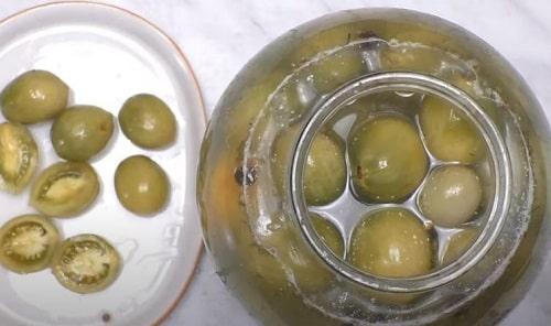 Квашеные зеленые помидоры с чесноком и зеленью. Квашеные зелёные помидоры на зиму в банке – простой рецепт