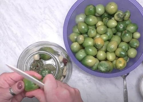Квашеные зеленые помидоры с чесноком и зеленью. Квашеные зелёные помидоры на зиму в банке – простой рецепт