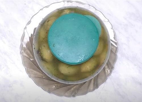 Квашеные зеленые помидоры с чесноком и зеленью. Квашеные зелёные помидоры на зиму в банке – простой рецепт