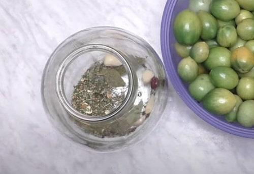 Квашеные зеленые помидоры с чесноком и зеленью. Квашеные зелёные помидоры на зиму в банке – простой рецепт