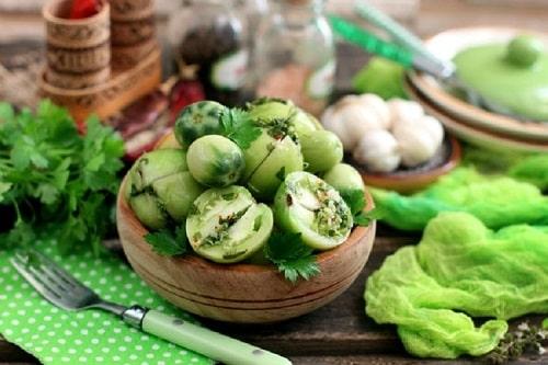 Квашеные зеленые помидоры с чесноком и зеленью. Квашеные зелёные помидоры на зиму в банке – простой рецепт