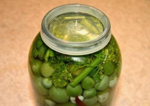 Помидоры зеленые соленые с чесноком. Солёные зелёные помидоры в банках