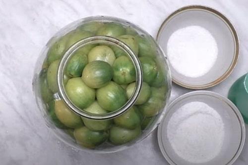 Как квасить зеленые помидоры в ведре. Квашеные зелёные помидоры на зиму в банке – простой рецепт