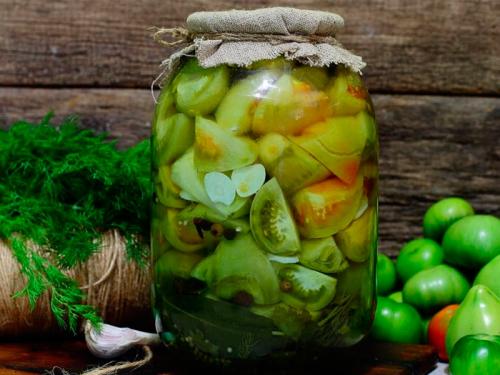 Помидоры зеленые соленые с чесноком. Солёные зелёные помидоры в банках