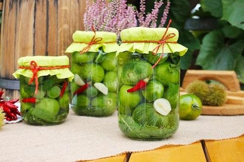 Как солить зеленые помидоры в 3 литровых банках. Зелёные помидоры, соленые на зиму – простые и вкусные рецепты