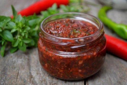 Какие блюда можно подавать с абхазской аджикой с орехами