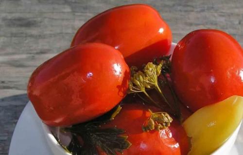 Рецепт соленых помидоров с горчицей и яблоками. Помидоры с яблоками – необычайно интересное сочетание для приготовления вкуснейших заготовок. 02