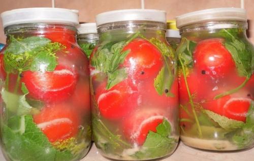 Рецепт соленых помидоров с горчицей и яблоками. Помидоры с яблоками – необычайно интересное сочетание для приготовления вкуснейших заготовок. 01