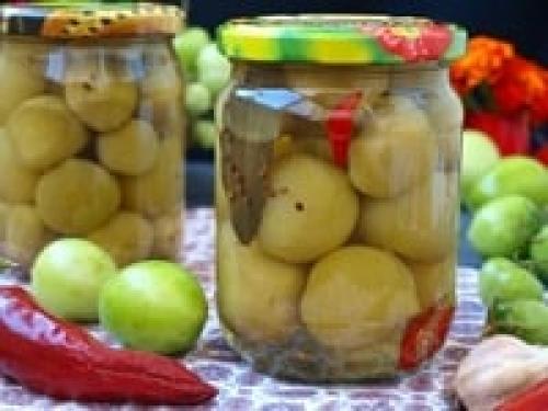 Как засолить зеленые помидоры не закатывая. Зелёные помидоры, соленые на зиму – простые и вкусные рецепты