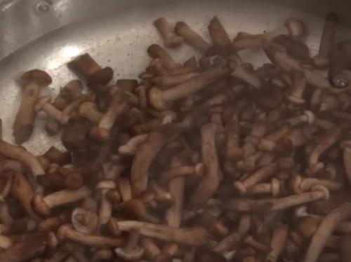 Сколько варить опята для жарки с картошкой. Как пожарить опята с картошкой на сковороде