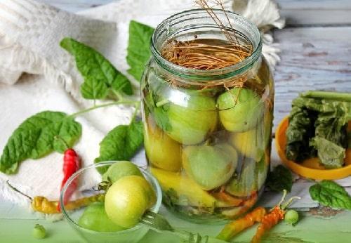 Квашеные зеленые помидоры на зиму. Квашеные зелёные помидоры на зиму — лучшие рецепты в банках, ведре