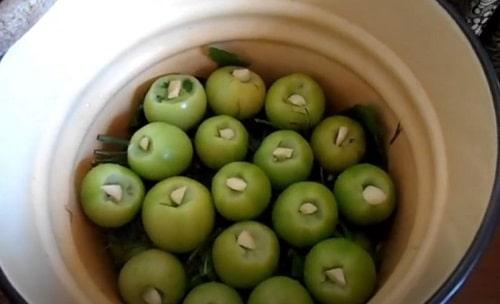 Соленые зеленые помидоры с горчицей и чесноком. Острые соленые зеленые помидоры с чесноком и зеленью (как бочковые)