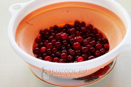 Можно ли использовать свежую клюкву для приготовления замороженного компота