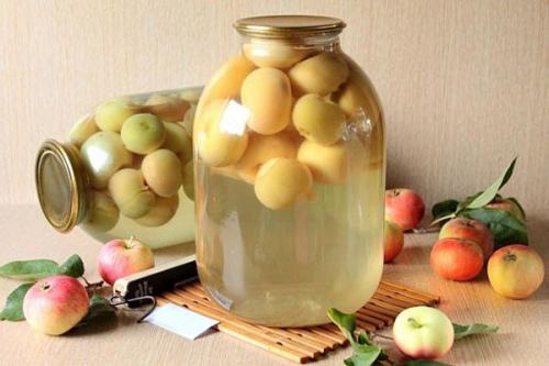 Можно ли использовать разные сорта яблок для приготовления компота из боярышника и яблок на зиму. Правила приготовления
