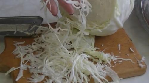 Какие ингредиенты необходимы для приготовления быстрой и вкусной маринованной капусты на зиму. Маринованная капуста в банках на зиму — очень вкусная и хрустящая