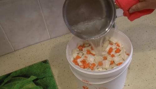 Квашеная капуста быстрого приготовления в рассоле с уксусом. Рецепт маринованной капусты быстрого приготовления — пальчики оближешь 35 Квашеная капуста быстрого приготовления в рассоле с уксусом. Рецепт маринованной капусты быстрого приготовления — пальчики оближешь 35