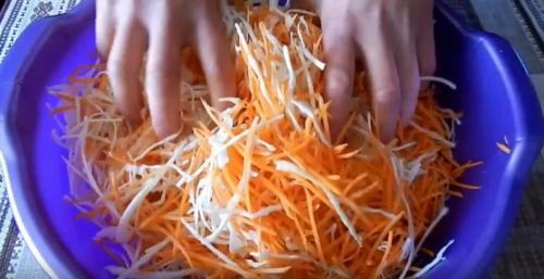 Какие ингредиенты можно добавить в замаринованную сию капусту для разнообразия вкуса