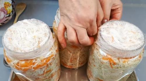 Квашеная капуста в банке на 1 литр быстрого приготовления. Сочная квашеная капуста без уксуса в банке