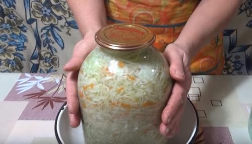 Квашеная капуста в банке с холодной водой. Квашеная капуста в банке с рассолом — рецепт быстрого приготовления (за 3 дня)