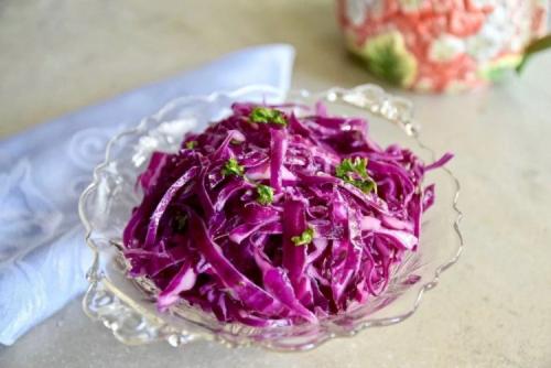 Какие блюда можно приготовить с краснокочанной капустой маринованной кусочками. 20 ярких салатов из краснокочанной капусты