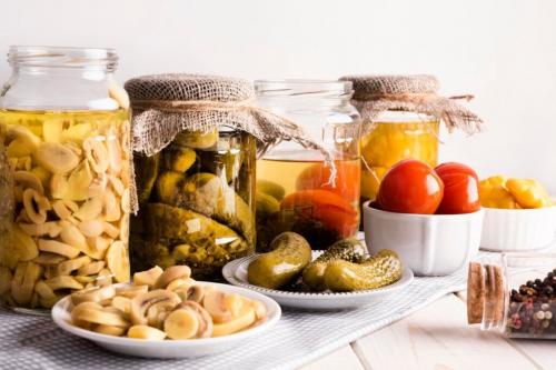 Как хранить заготовки на зиму в домашних условиях. Условия хранения консервации